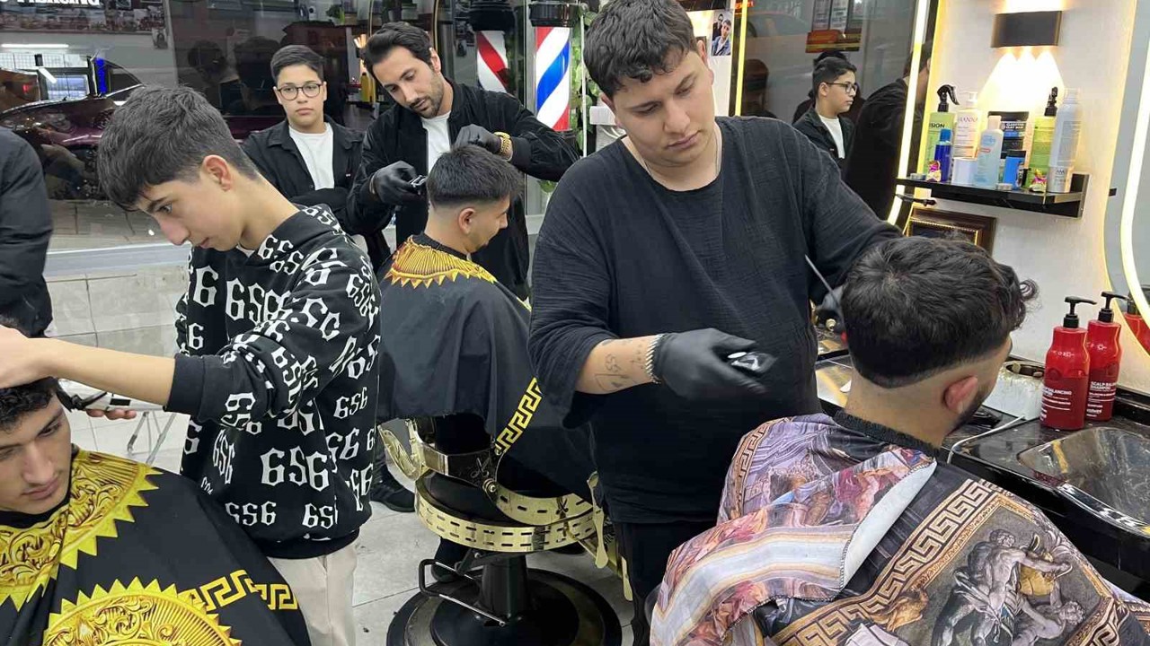 Berberler bayram tıraşı için 24 saat mesai yapıyor
