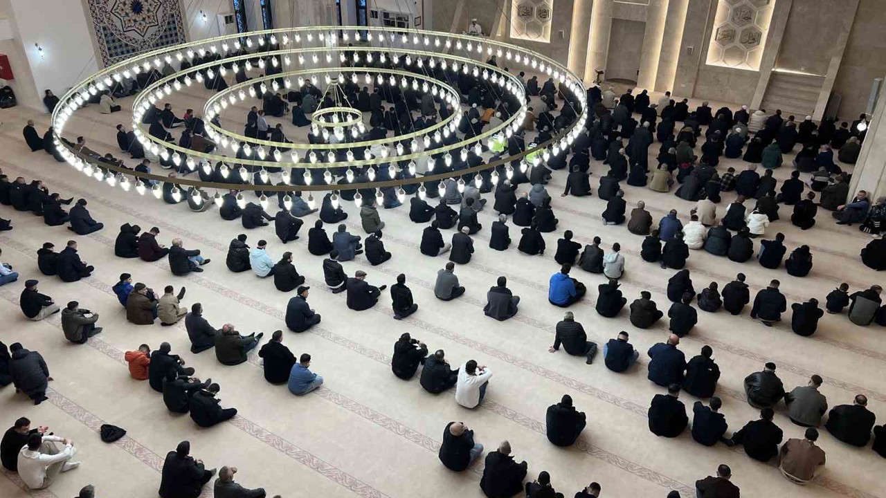 Kars’ta bayram namazında camiler doldu, taştı
