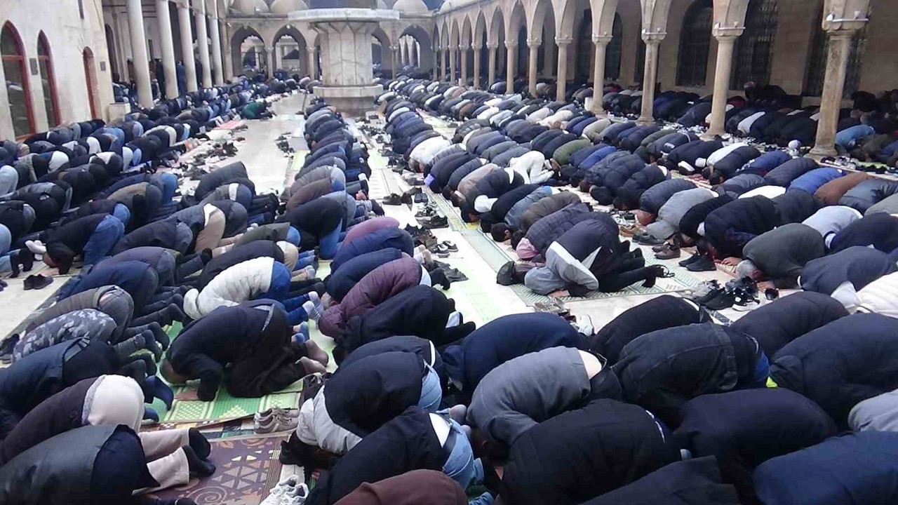 Şanlıurfa’da bayram namazı coşkusu
