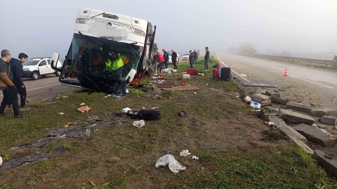 Kozan’da yolcu otobüsü devrildi: 2 ölü, 17 yaralı
