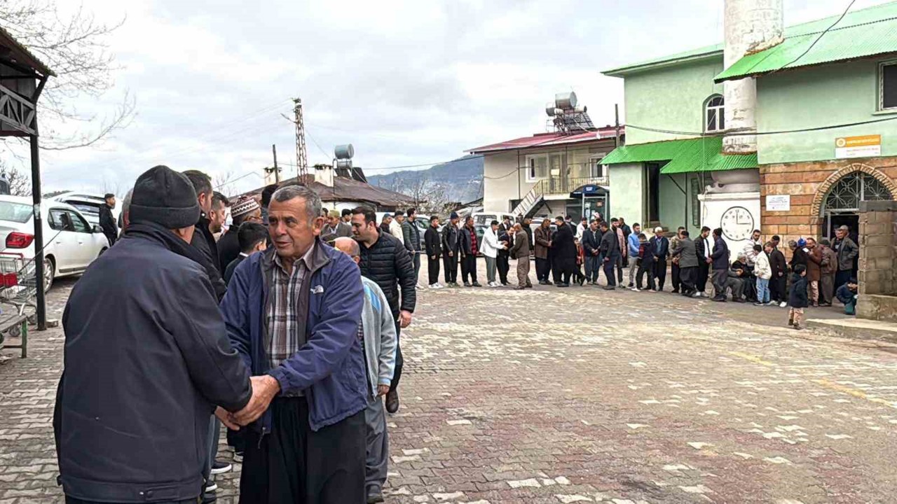Mersin’de bayramlaşma geleneği sürüyor

