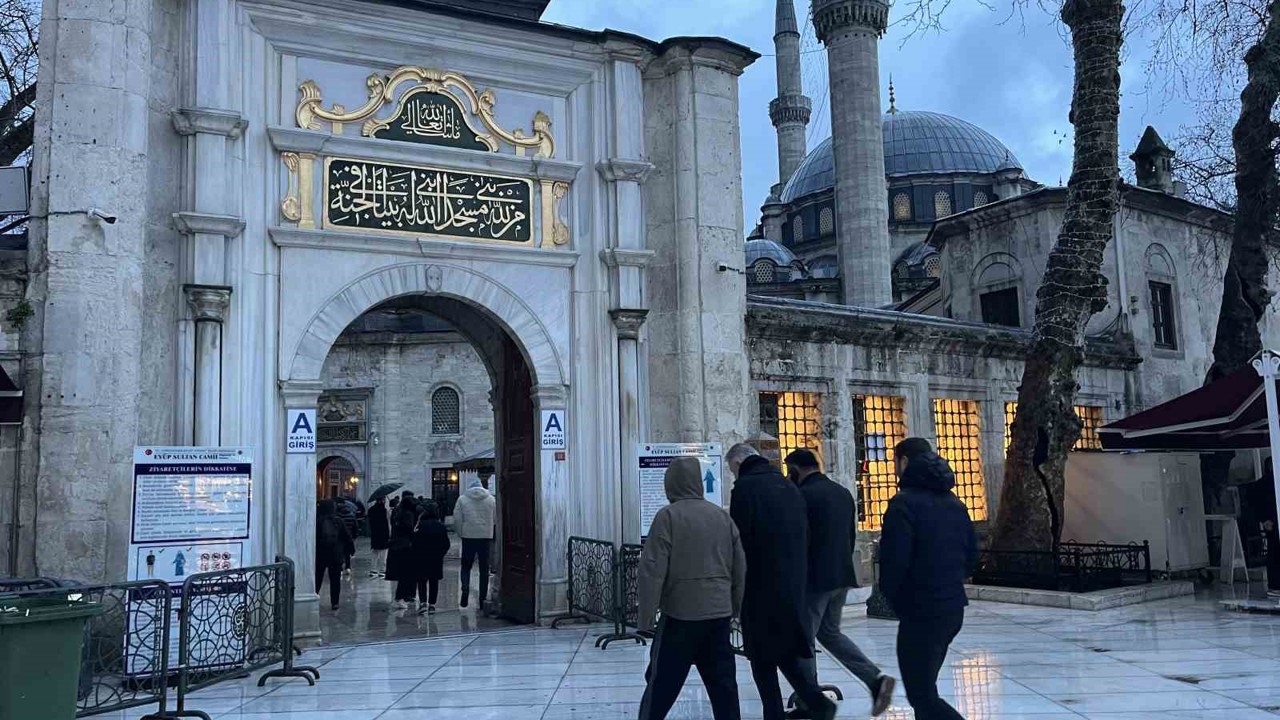 İstanbul’da vatandaşlar bayram namazı için Eyüpsultan Camii’ne akın etti
