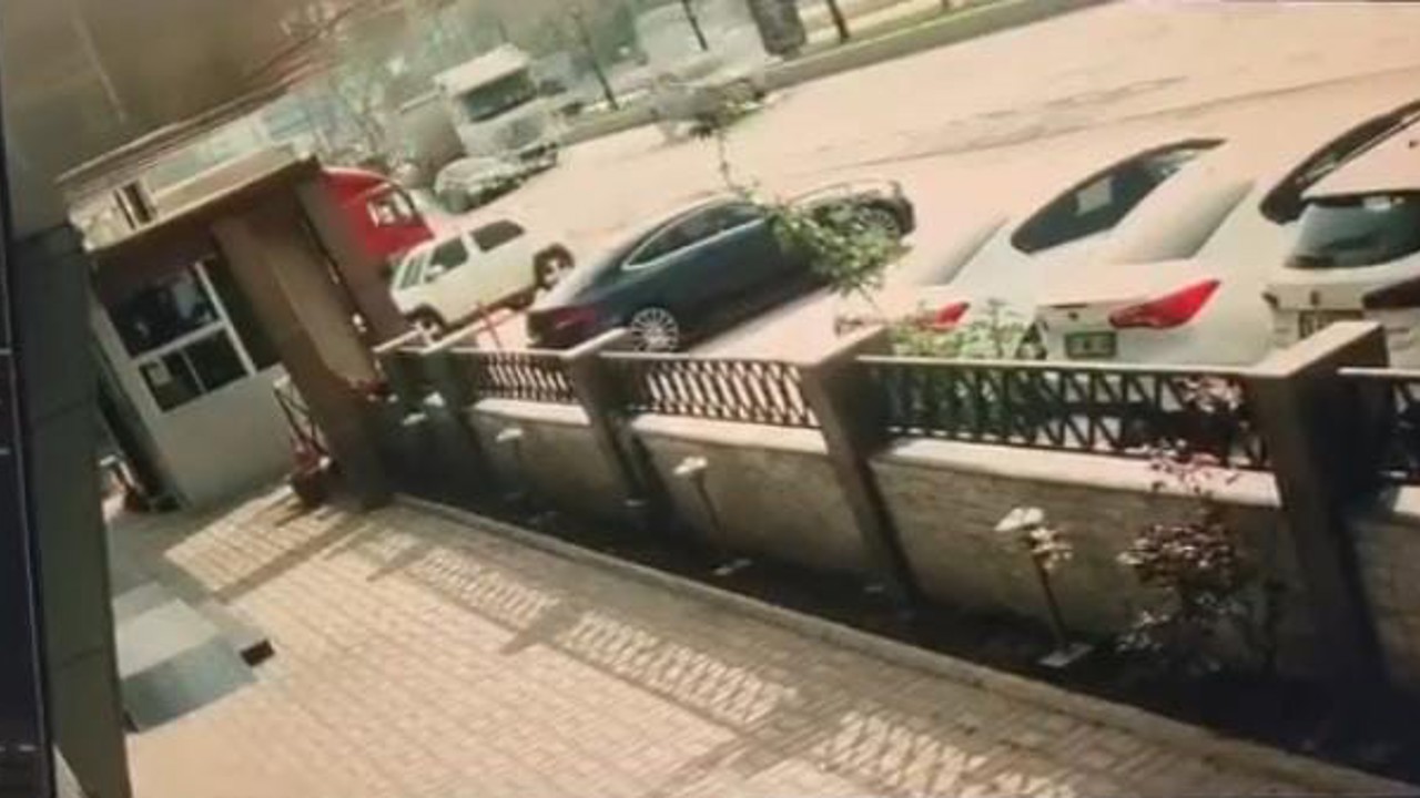 Bursa’da faciadan dönüldü: Tır otomobili metrelerce sürükledi
