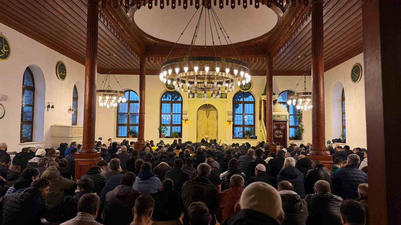 700 yıllık Orhan Camii’nde bayram coşkusu
