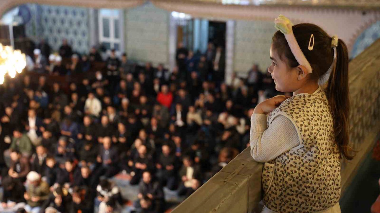 Elazığ’da Ramazan Bayramı namazında camiler doldu taştı
