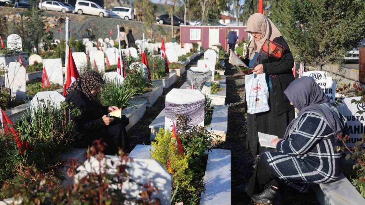 Deprem şehitliğinde hüzünlü bayram
