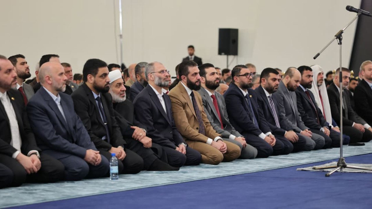 Suriye Devlet Başkanı Başkan eş-Şara, bayram namazını Halk Sarayı’nda kıldı
