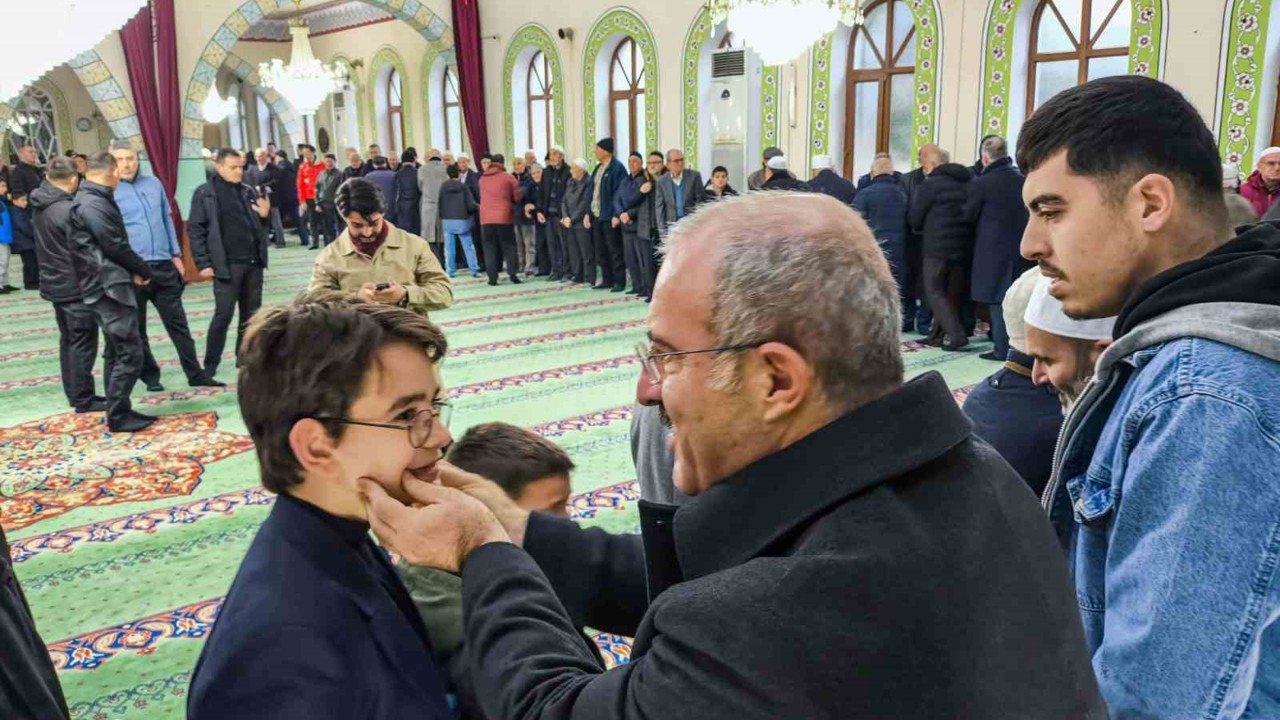 Vali Toraman, namaz sonrası vatandaşlarla bayramlaştı
