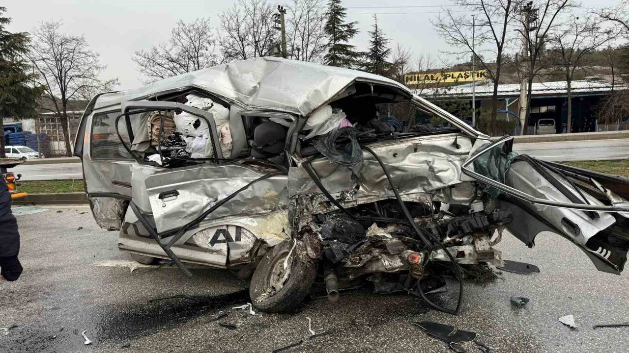 Çorum’da otobüs ile minibüs çarpıştı: 1’i ağır 2 yaralı
