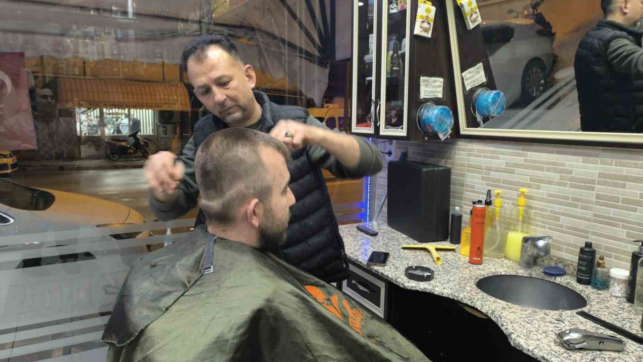 Ramazan Bayramı’nı oturdukları berber sandalyelerinde karşıladılar
