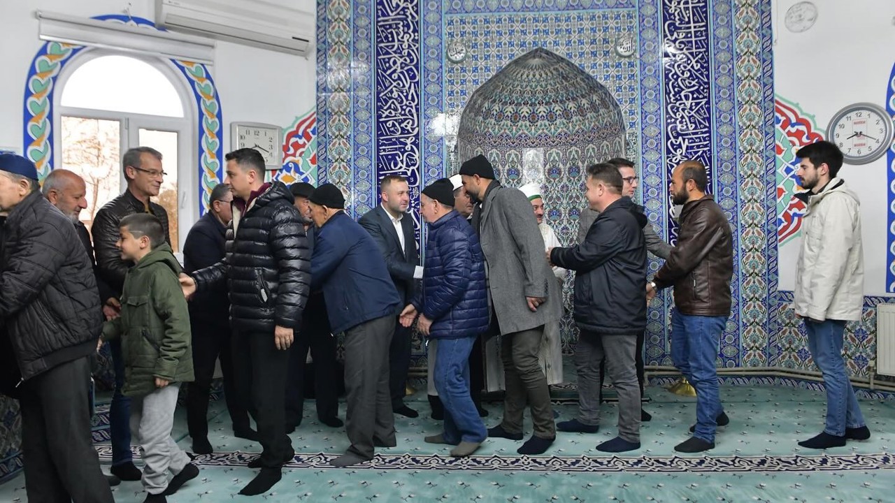 Ezine’de namaz sonrası bayramlaşma
