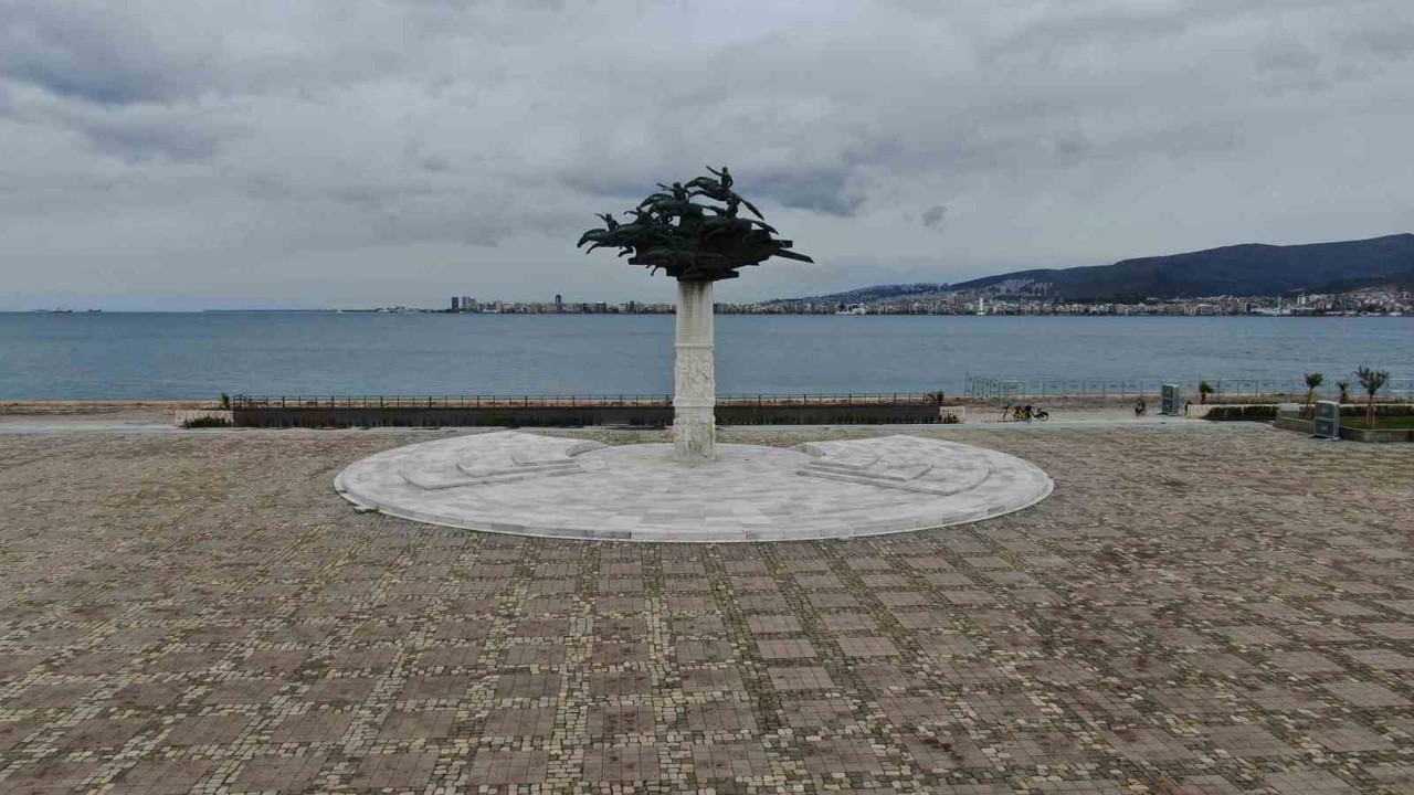 İzmir’de bayram tatili sessizliği Gündoğdu Meydanı’na yansıdı
