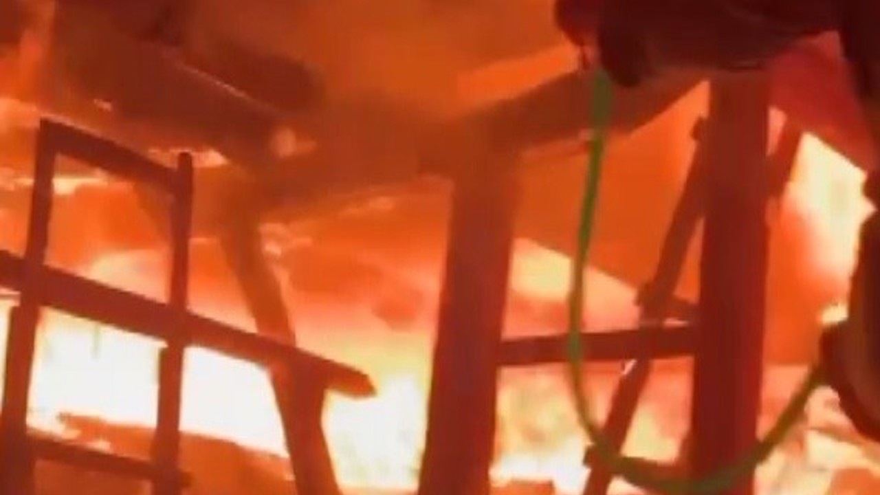 Ahşap ev alev topuna döndü
