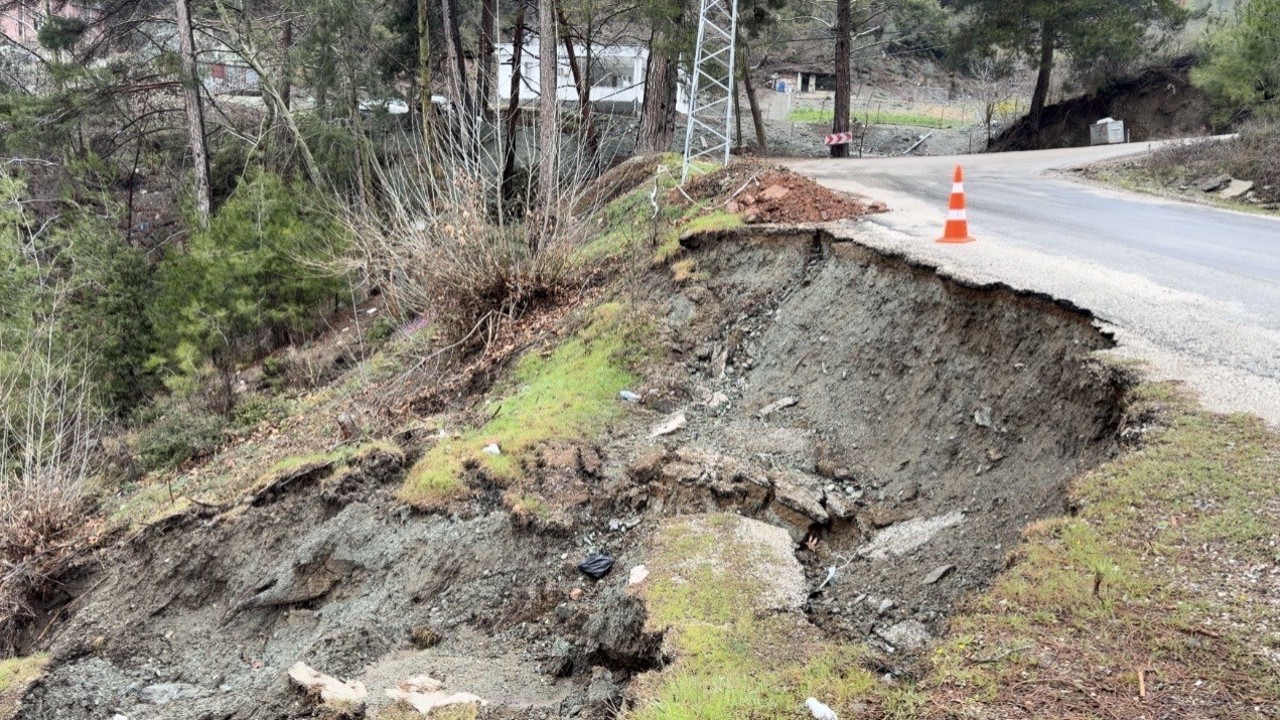 Osmaniye’de yoğun yağmur sonrası yol çöktü
