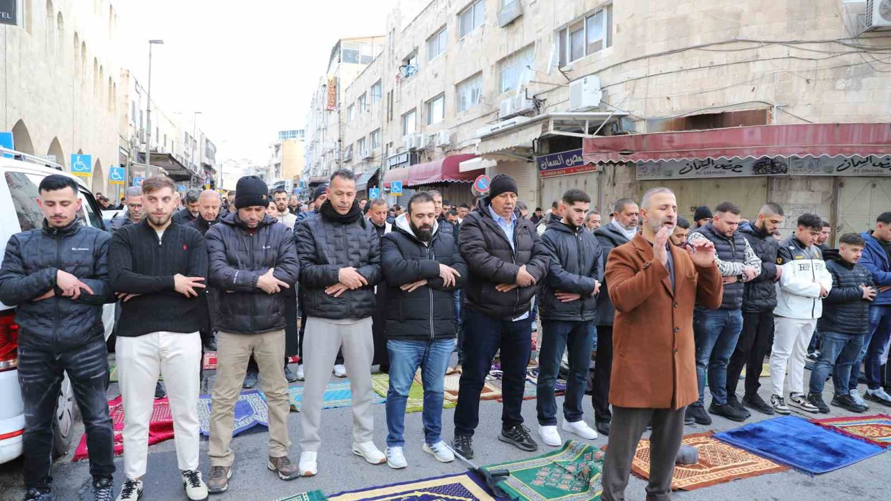 İşgal altındaki Doğu Kudüs’te Müslümanlar, bayram namazını sokakta kıldı
