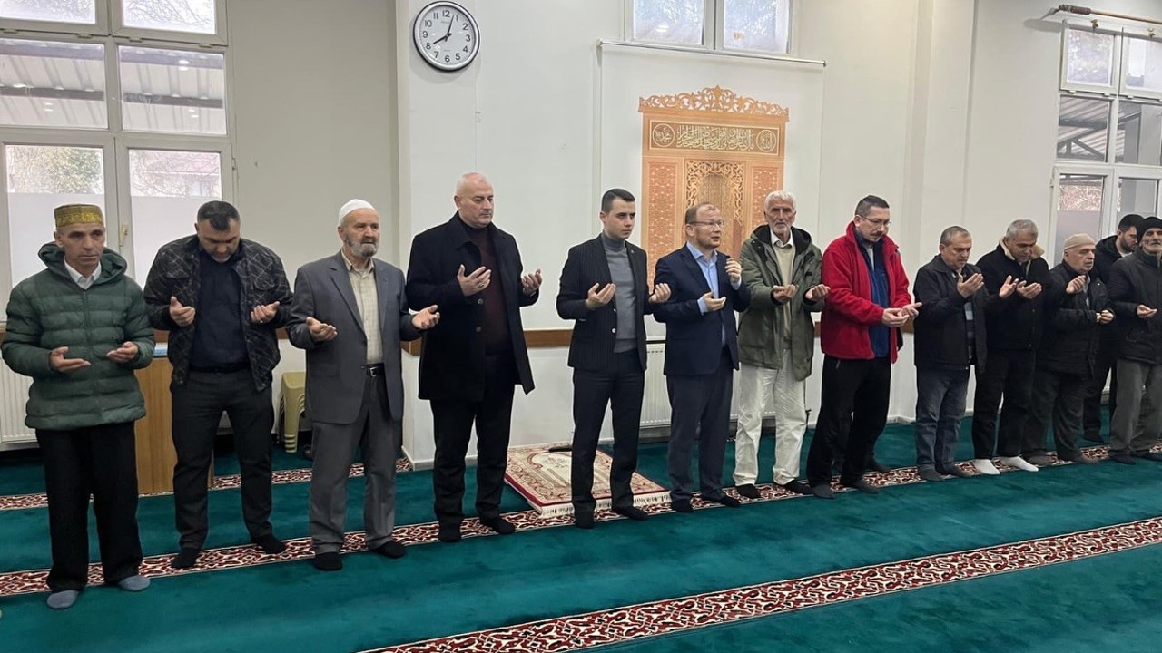 Çilimli’de bayram coşkusu yaşandı dualar edildi bayramlaşıldı
