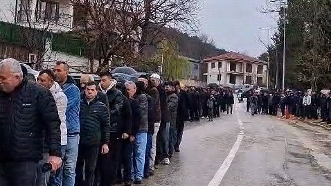 60 Yıllık Bayram geleneği: 1 kilometrelik bayramlaşma kuyruğu
