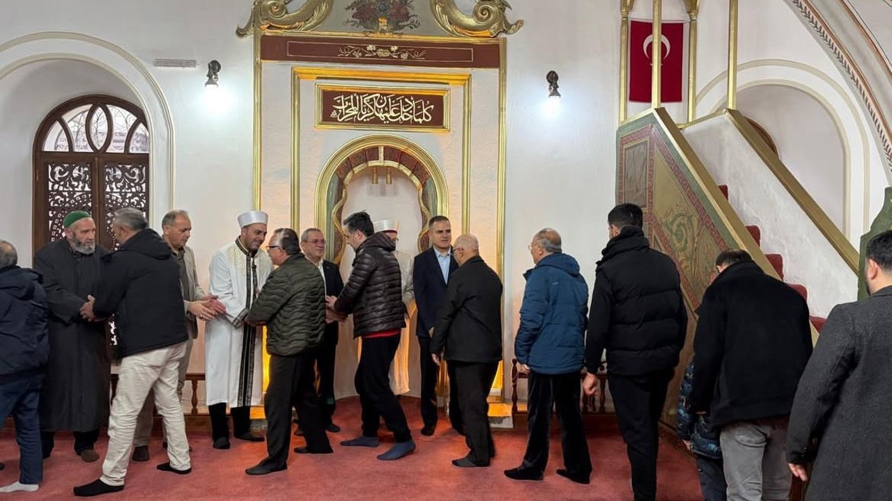 Vali Akbıyık bayram namazını Menteşe’de kıldı
