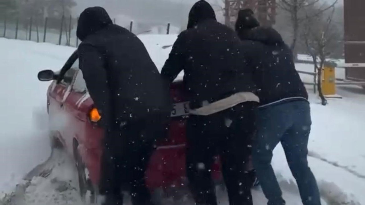 İzmir’in yüksek kesimlerine bayramda kar yağdı
