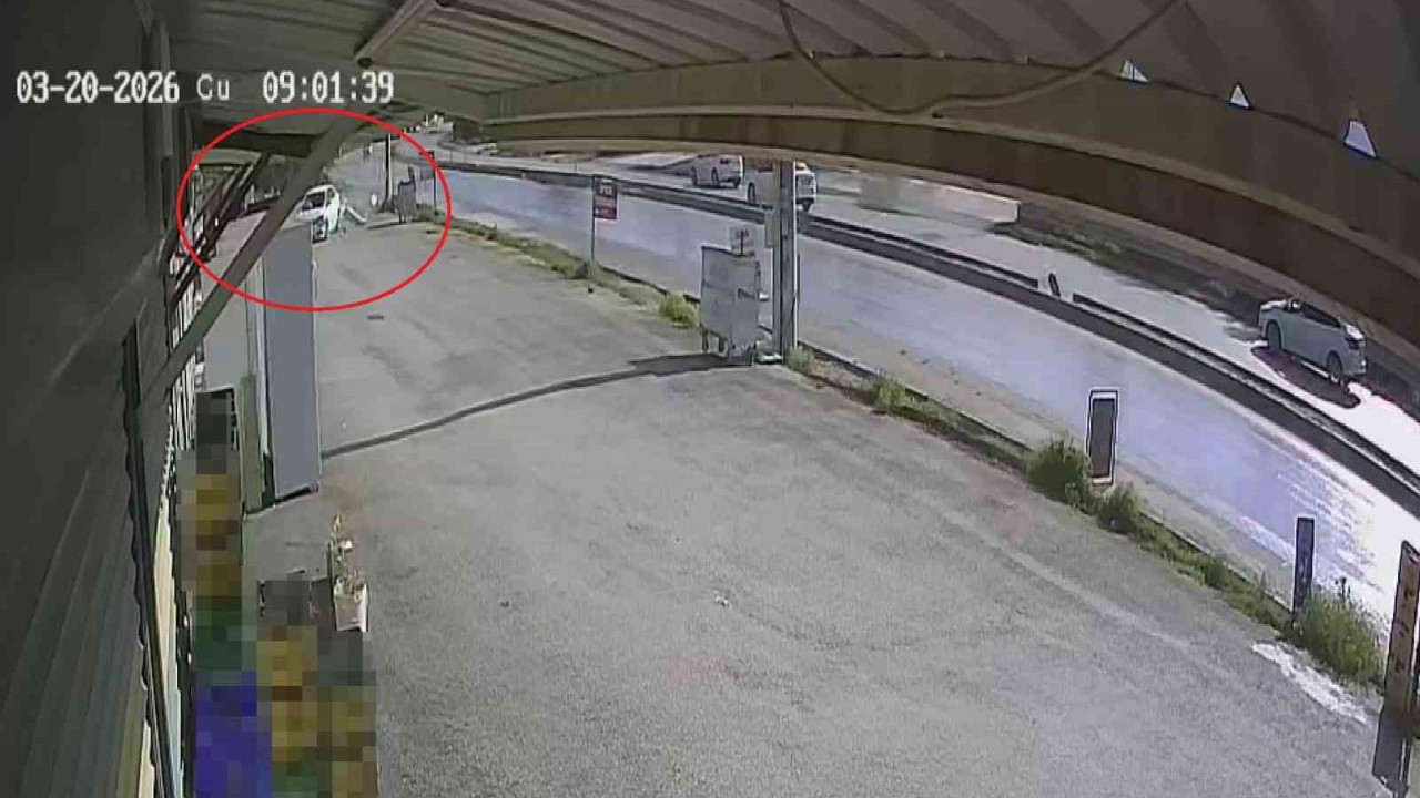 Akıl almaz kaza: Otomobil prefabrik iş yerlerinin içinden geçti
