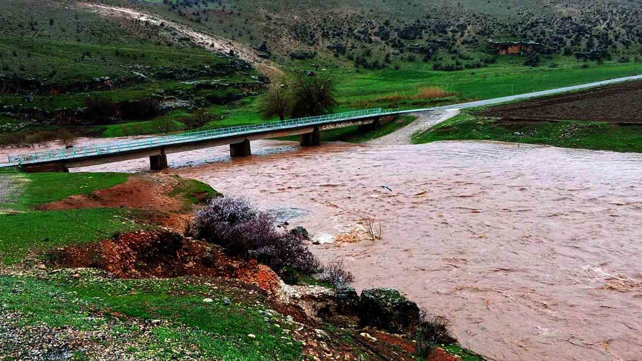Araban’da etkili olan sağanak yağış Sıtma Pınar Çayı’nın debisini arttırdı
