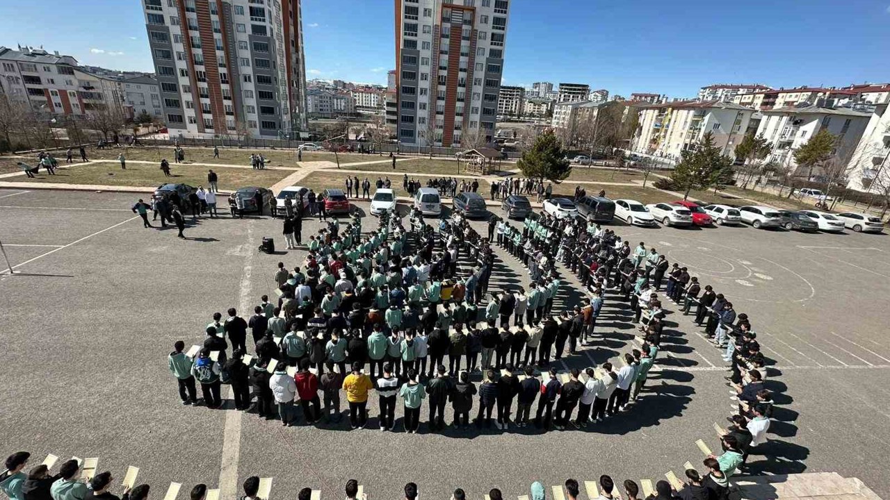 Sivas’ta 302 genç aynı anda Kuran-ı Kerim’i hatim etti
