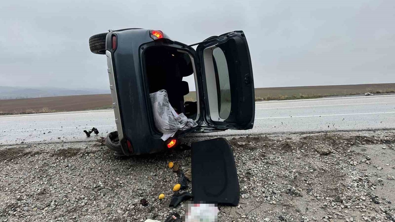 Çorum’da devrilen otomobildeki 5 kişi yaralandı
