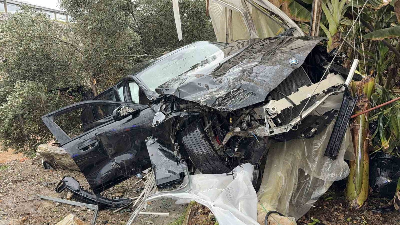 Lüks otomobil seraya daldı aynı noktada 3 günde ikinci kaza: 4 yaralı

