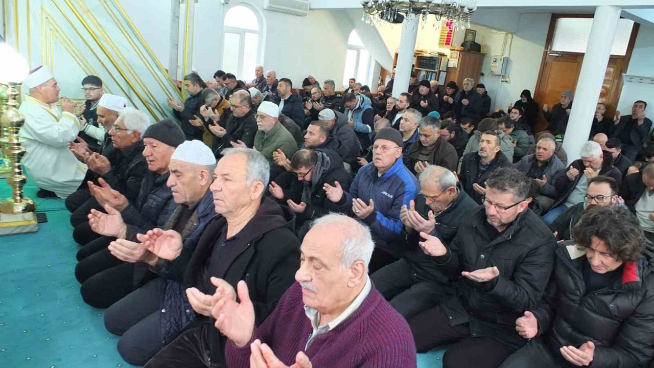 Burhaniye’de bayram namazında camiler doldu
