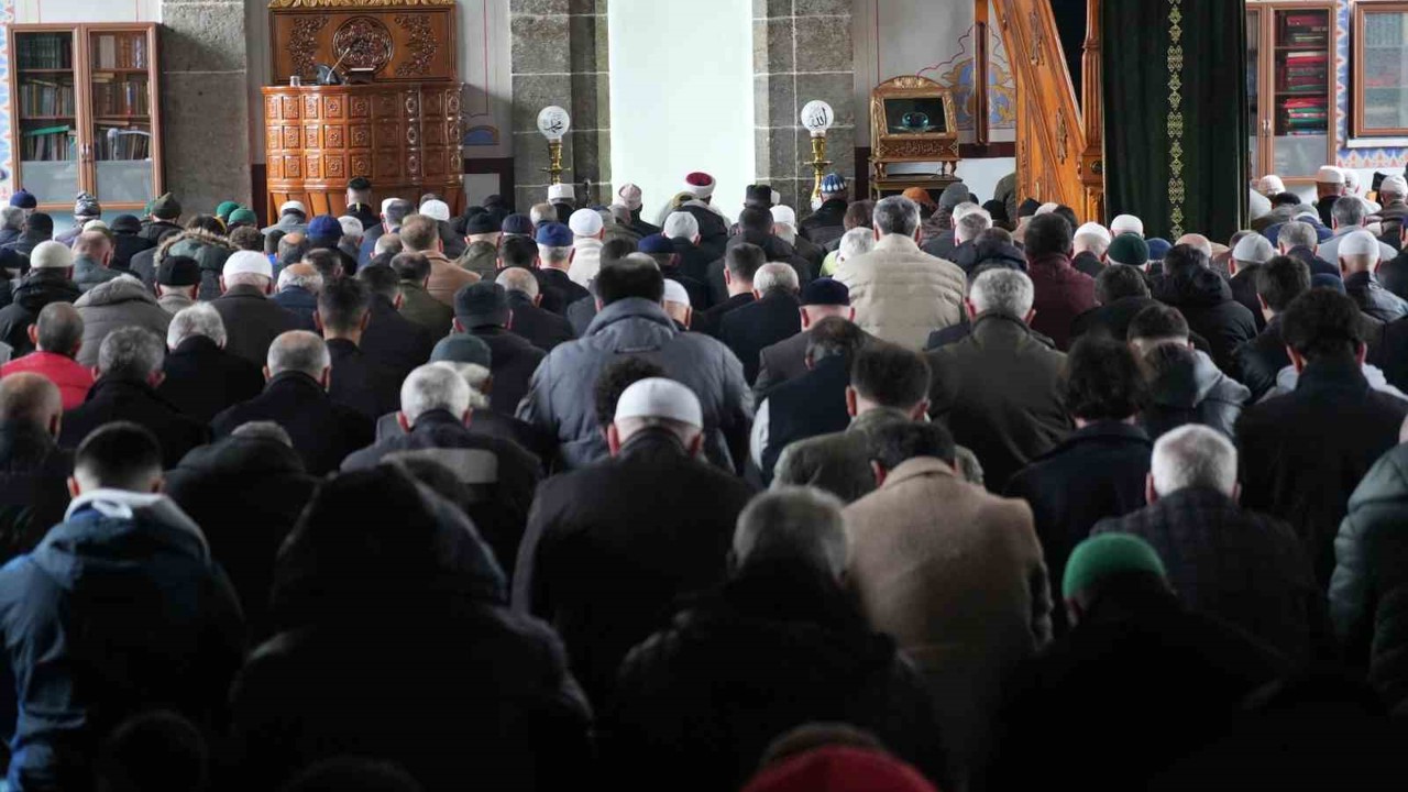 Samsun’da "çifte bayram" coşkusu: Vatandaşlar camilere akın etti
