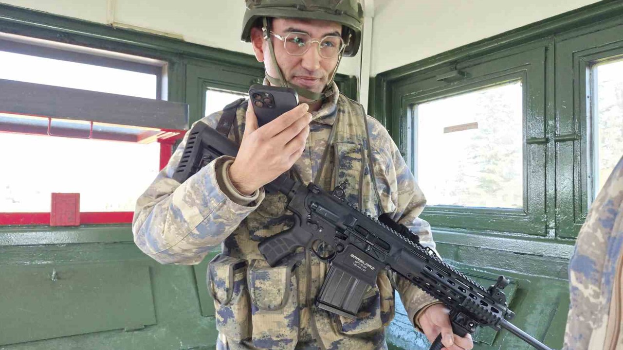 Telefondan annesiyle bayramlaşan Mehmetçik’in duygu dolu anları
