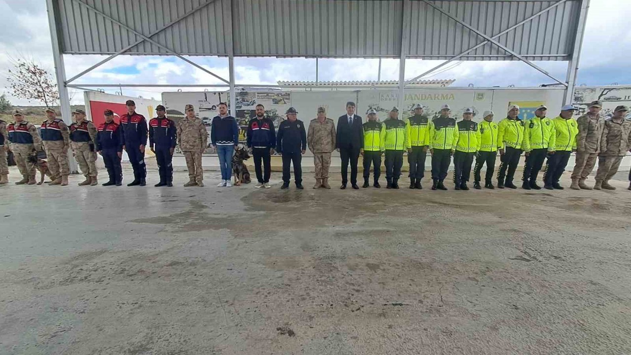 Vali Kalaylı uygulama noktasında güvenlik güçleri ve vatandaşlarla bayramlaştı
