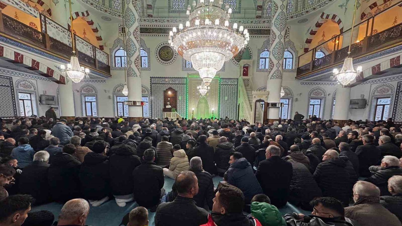 Niğde’de bayram namazı sonrası bayramlaşma
