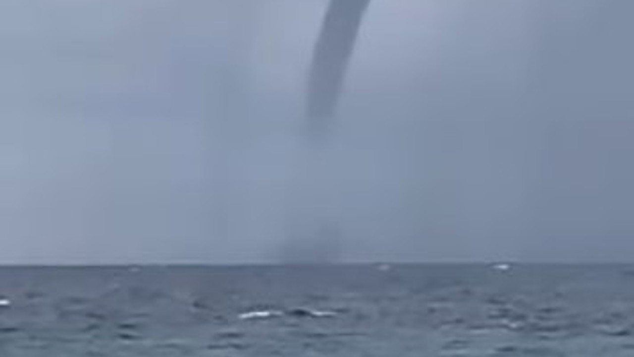 Antalya’da korkutan hortum karaya ulaşmadan kayboldu
