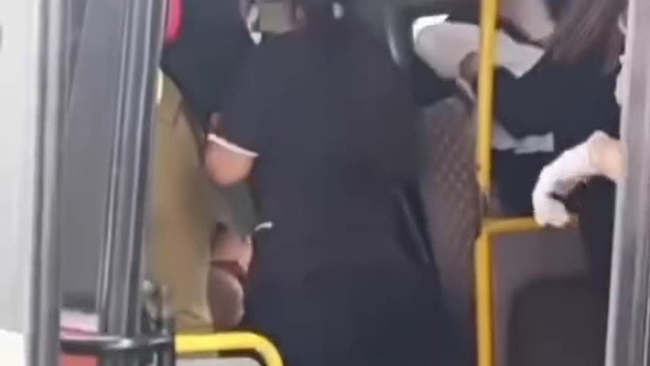 Yolculuk sırasında sancılanan kadın dolmuşta doğum yaptı
