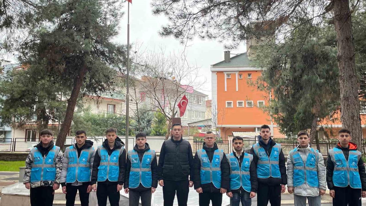 Bursa’da öğrencilerden şehit kabirlerine bayram temizliği

