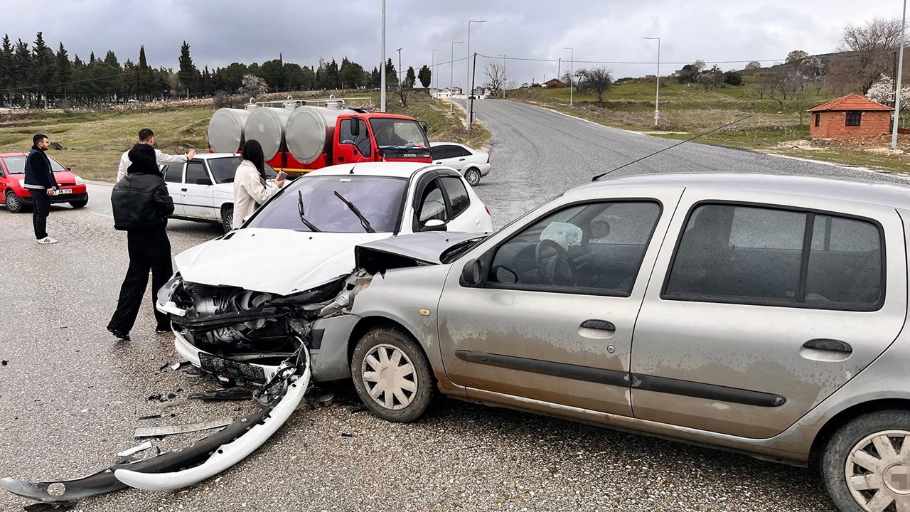 Kula’da yarım saat arayla iki kaza: 5 yaralı

