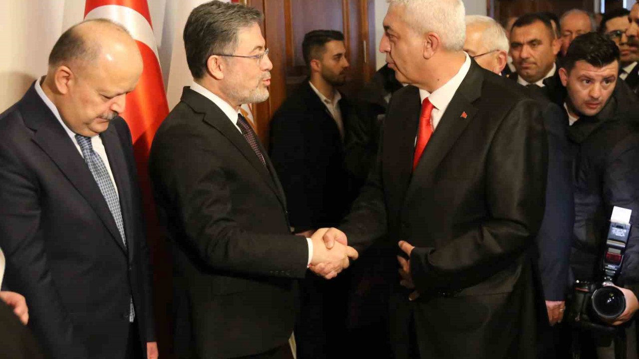 Bakan Yumaklı memleketi Kastamonu’da vatandaşlarla bayramlaştı
