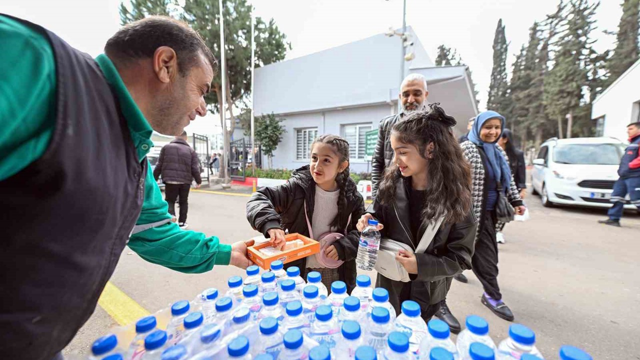 Mersin’de bayramda mezarlıklarda vatandaşlar yalnız bırakılmıyor
