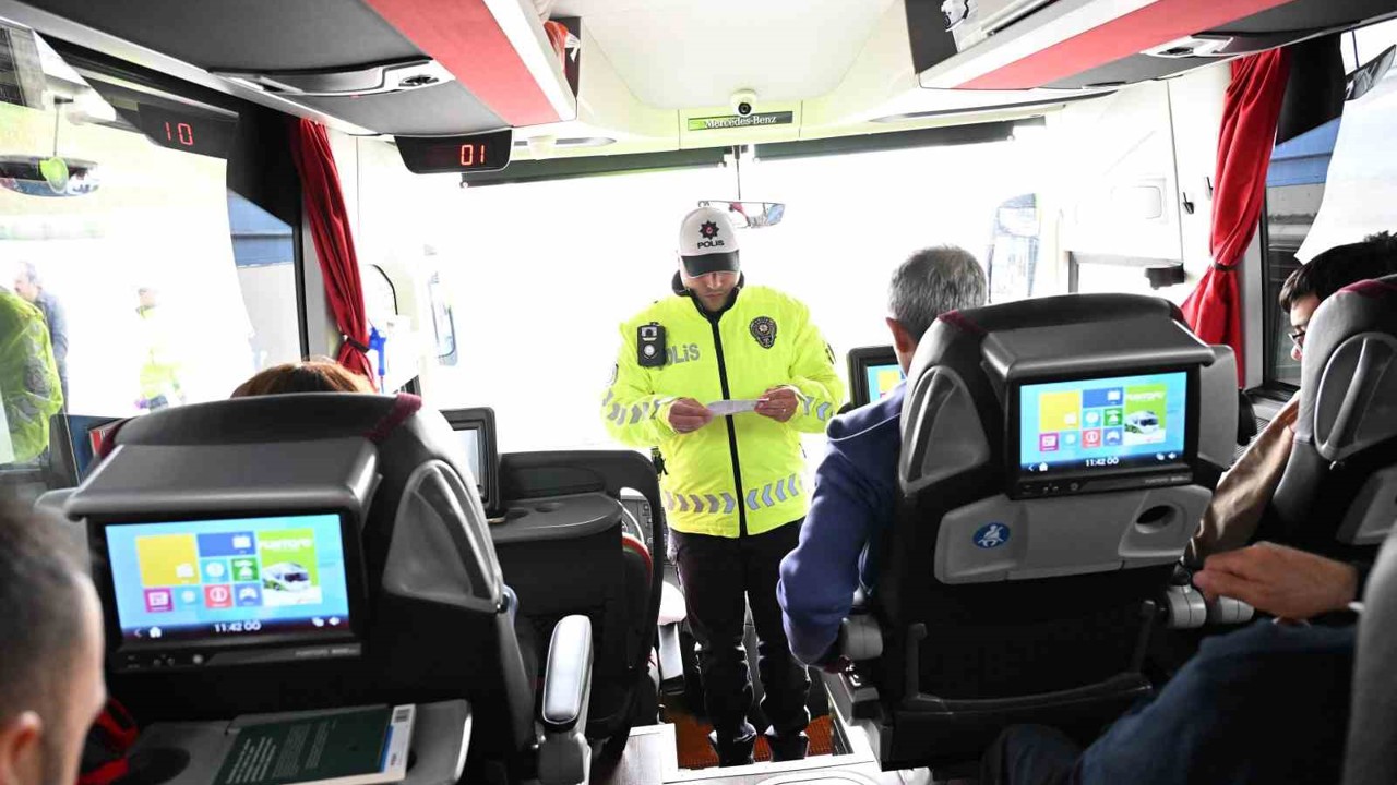 İzmir’de polis ekiplerinden bayram mesaisi
