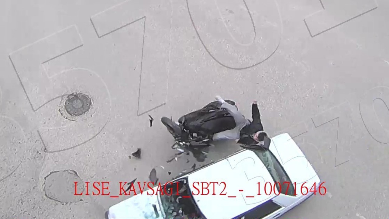 Amasya’da motosiklet ile otomobilin çarpıştığı kaza kamerada
