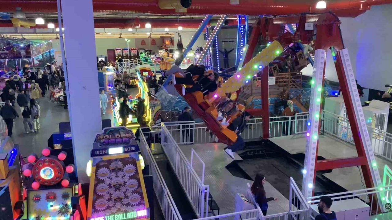 Bursa’da bayramın adresi AVM’ler oldu
