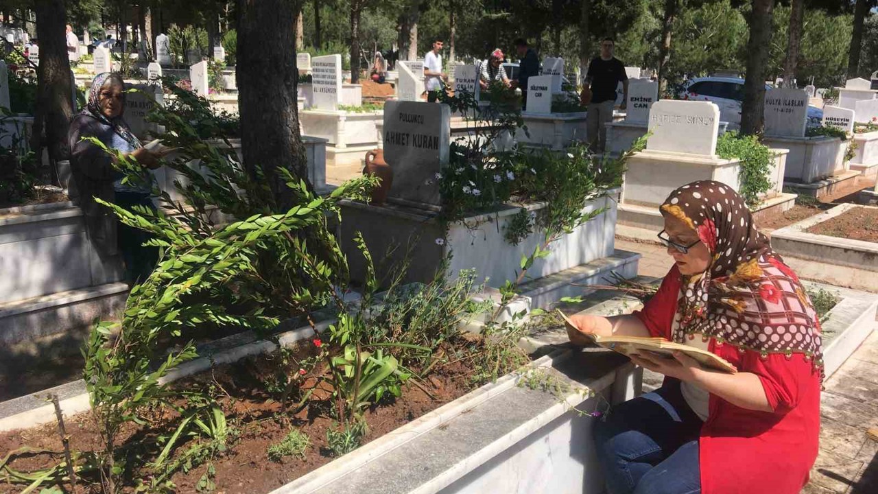 Bayramın ilk günü mezarlıklarda yoğunluk

