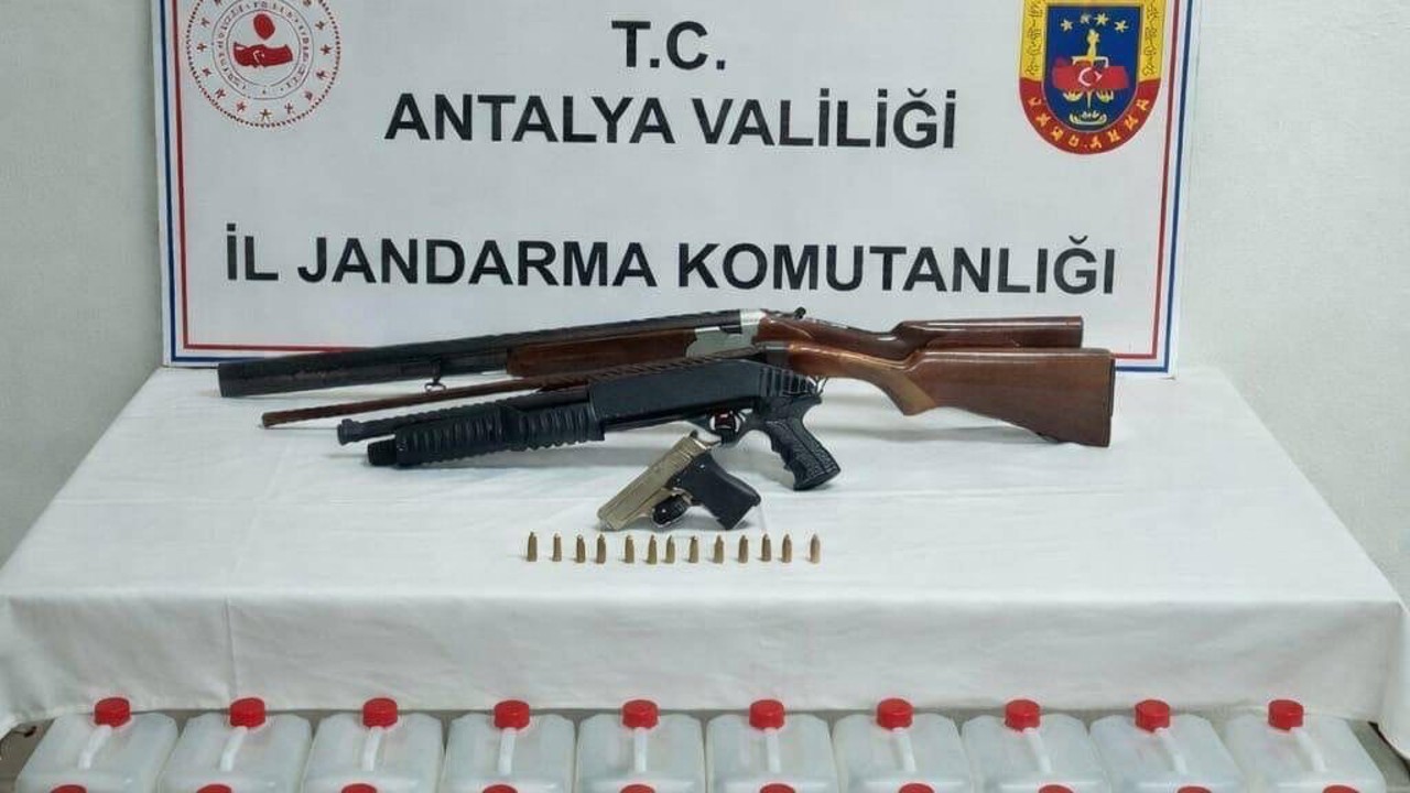 Antalya’da 160 litre etil alkol, tabanca ve pompalı tüfek ele geçirildi
