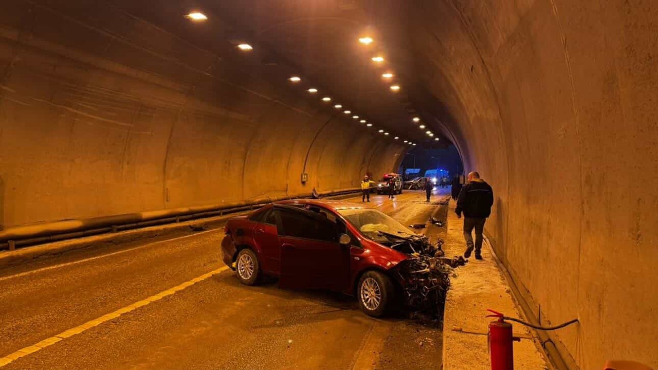 Tünelde iki otomobil çarpıştı: 7 yaralı
