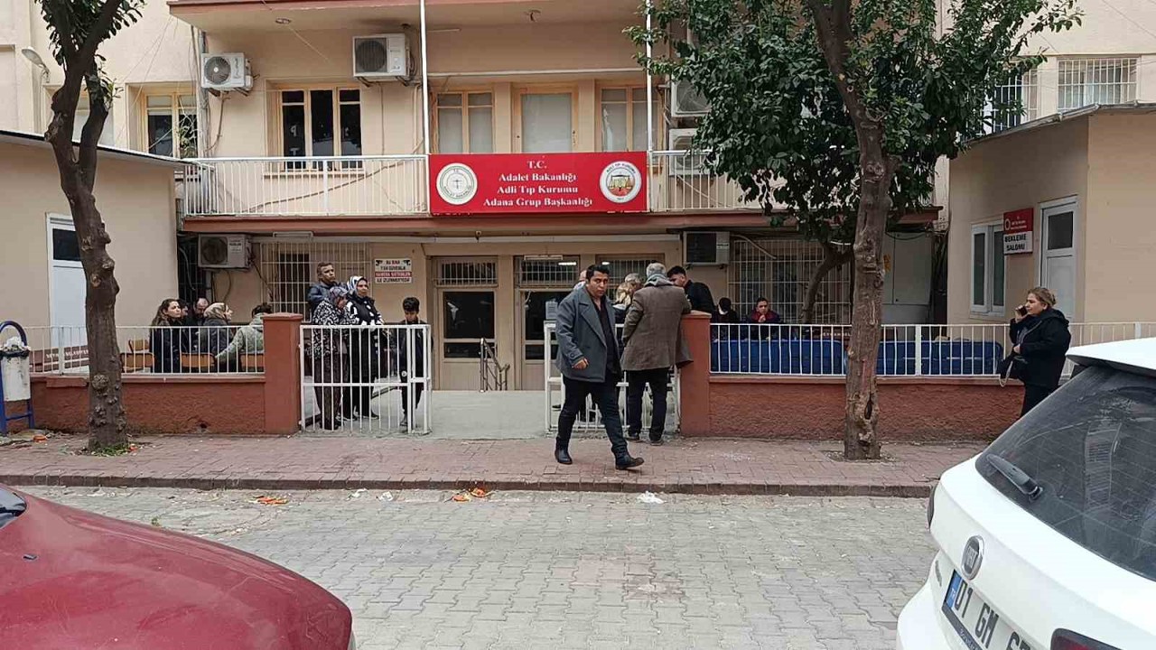 Adana’da yol kesip bıçakla saldırdılar: 17 yaşındaki çocuk öldü, 2 ağabeyi yaralandı
