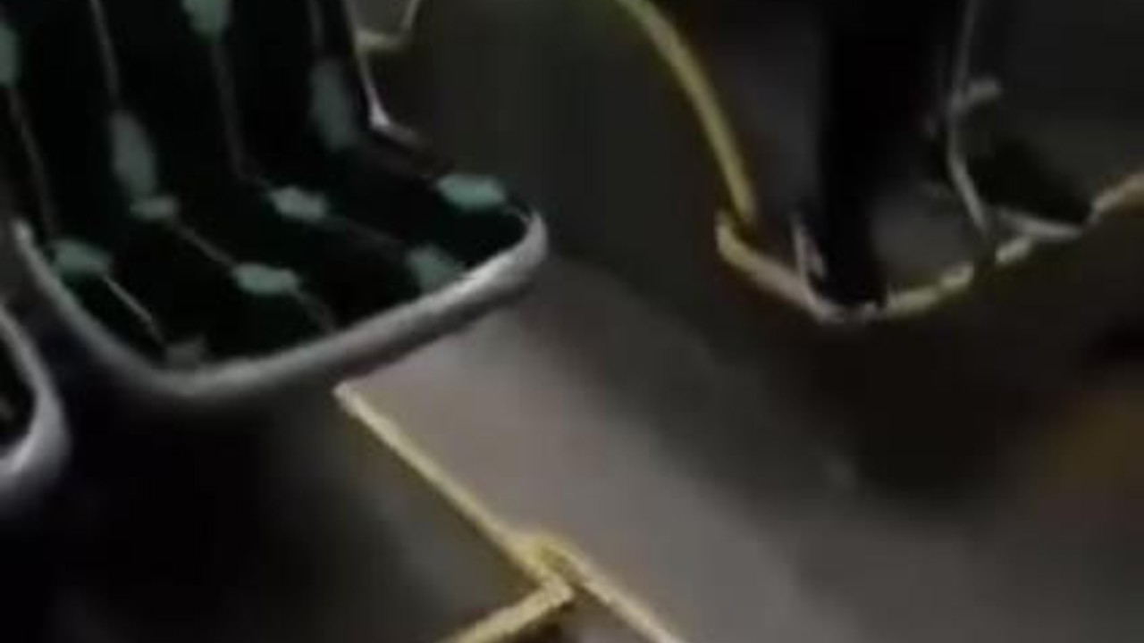 Halk otobüsündeki uygunsuz davranış kamerada
