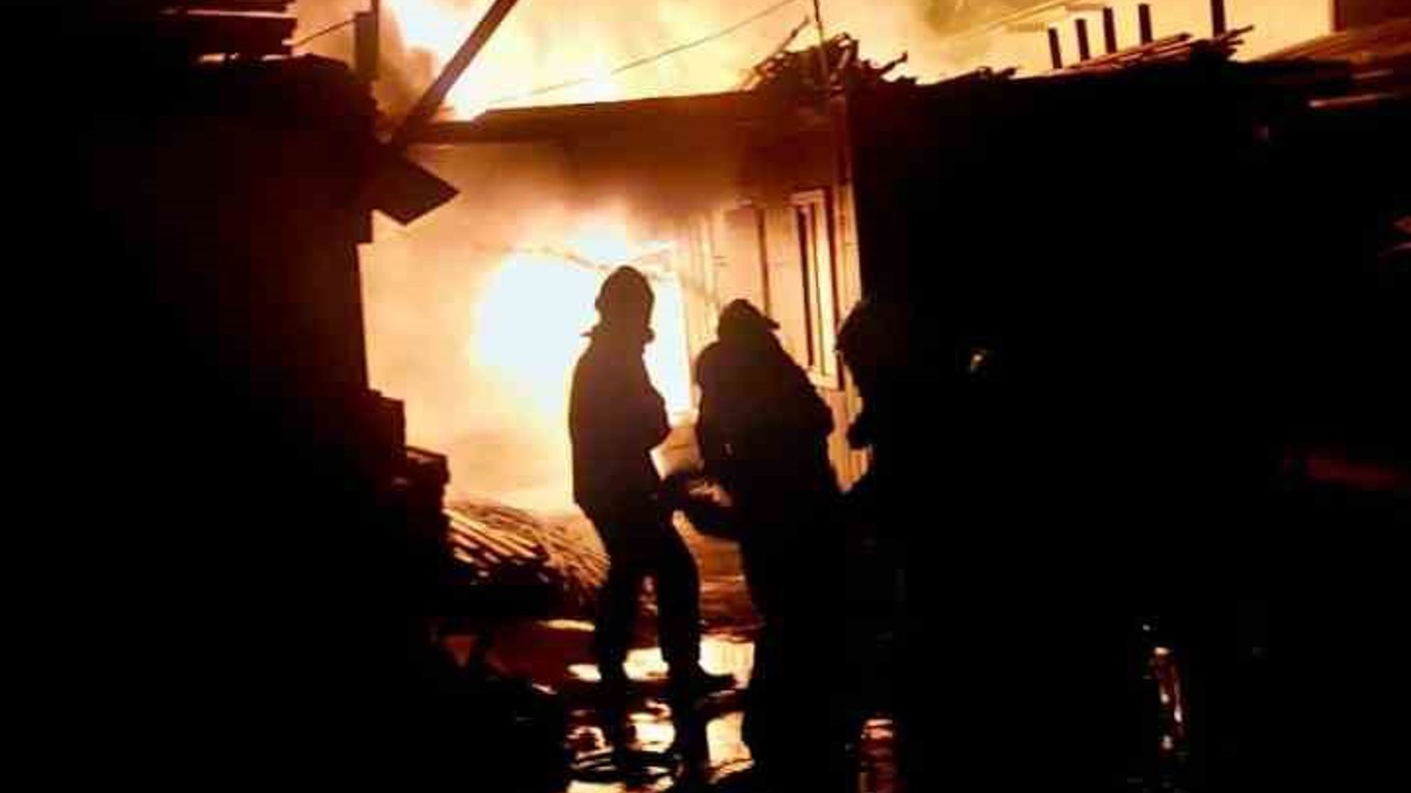 İşçi lojmanları alevlere teslim oldu
