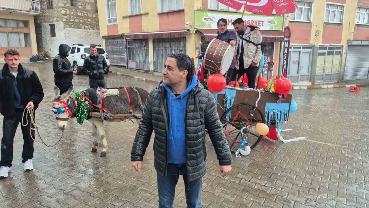 Davulcular bahşişi süslenen eşek arabasıyla topluyor
