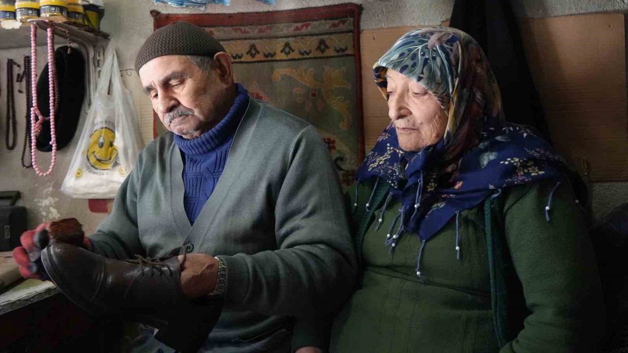 64 yıllık ayakkabı tamircisi, her sabah dükkanını eşiyle açıyor
